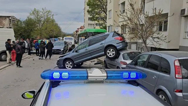 Автобус помете 3 паркирани коли в Хасково