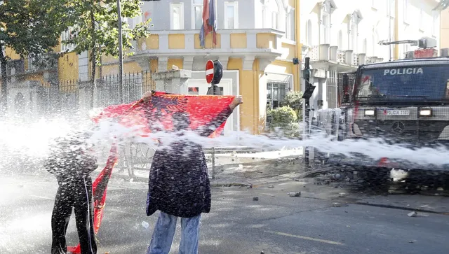 На 9-ия ден на протестите в Албания летят запалителни бутилки