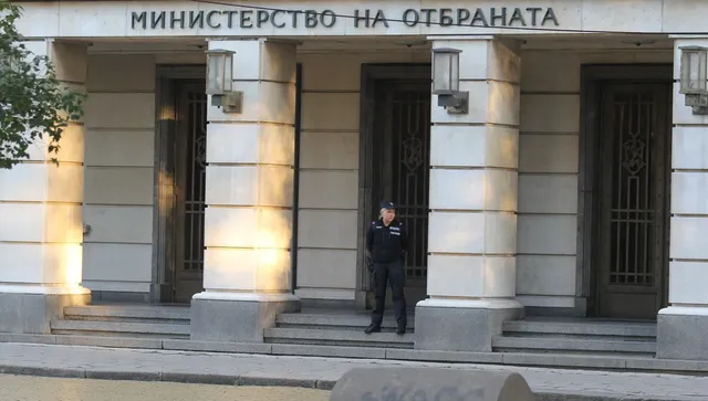 МО удря по „чантаджиите“: край на дублиращите се длъжности за военни и цивилни