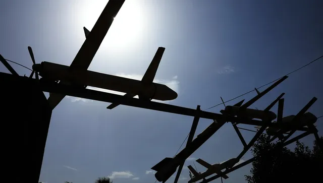 Нощен лов в Каракас: Изстрели и дронове над „Мирафлорес“, докато Венецуела търси „предателите“ на Мадуро