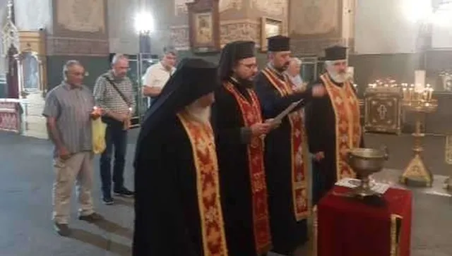 Петима свещеника отслужиха молебен за мир в Шипченския манастир в чест на Деня на украинската независимост