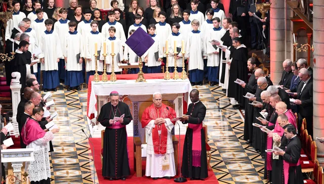  Папата изми нозете на 12 свещеници, осъди жестокостта