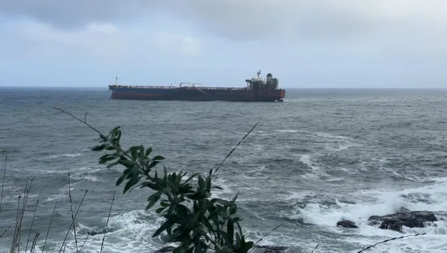 Евакуират още четирима моряци от танкера "Кайрос", заседнал край Ахтопол 