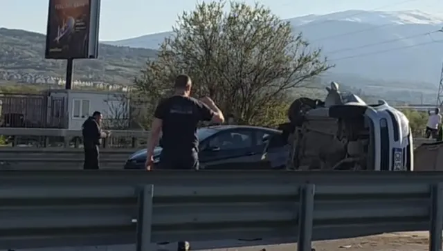 Тежко ударен автомобил от камион затвори магистрала "Тракия" при изхода на София