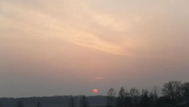 Сутрешни мъгли в низините, следобед на запад започват дъждове, поледици на север 