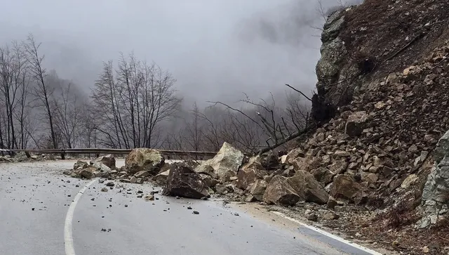 Свлачища блокираха движението по 2 пътя в страната