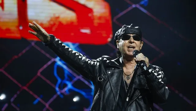 350 години обща възраст, 33 градуса в залата и тийнейджъри в екстаз: Scorpions взривиха София
