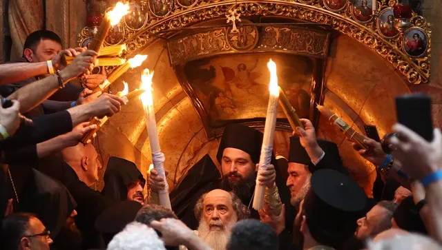 Благодатният огън  слезе над Божи гроб!  Той е духовен символ, обект на научни хипотези и....