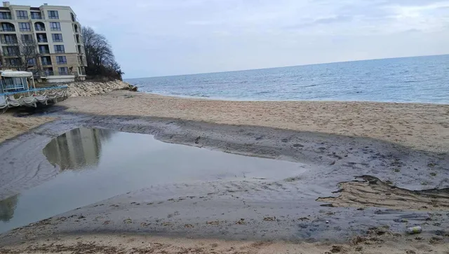 Овладяха замърсяване с мазут на плаж "Кабакум" край Варна