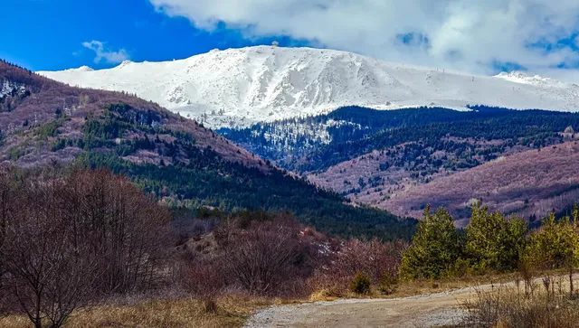 Слънчево със сутрешни мъгли в низините, на запад се появявят облаци следобед