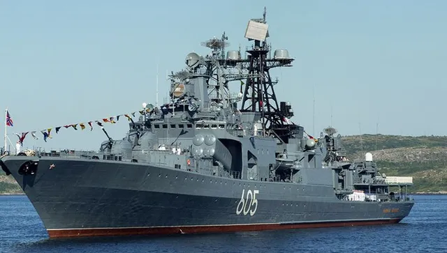 Русия прехвърли в Балтика военен кораб да пази сенчестия си флот, друг охранява яхтата на Путин към Мурманск