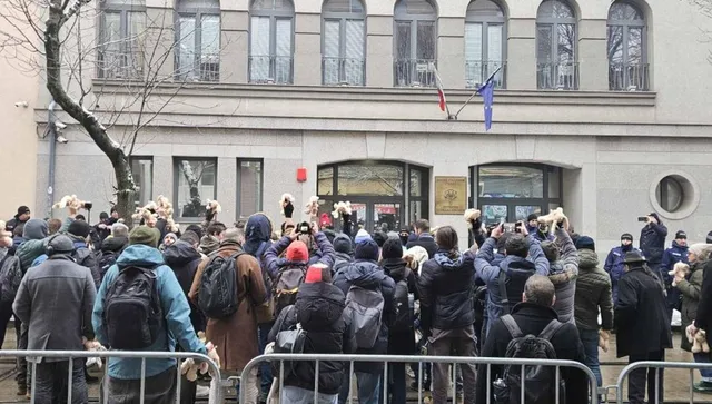  Младежката организация на „Да, България“ с акция: „Вън плюшените зайчета на Пеевски от ВСС и съдебната система!“