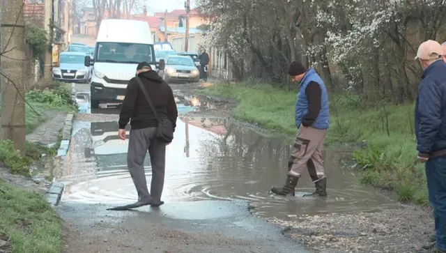 Големи дупки и кал по пътищата на Добрич - хората се придвижват с плавници