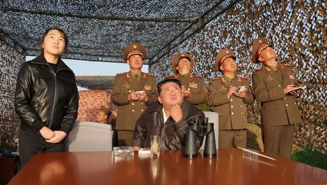 Ким Чен-ун наблюдава изстрелването на ракети с касетъчни боеприпаси заедно с дъщеря си
