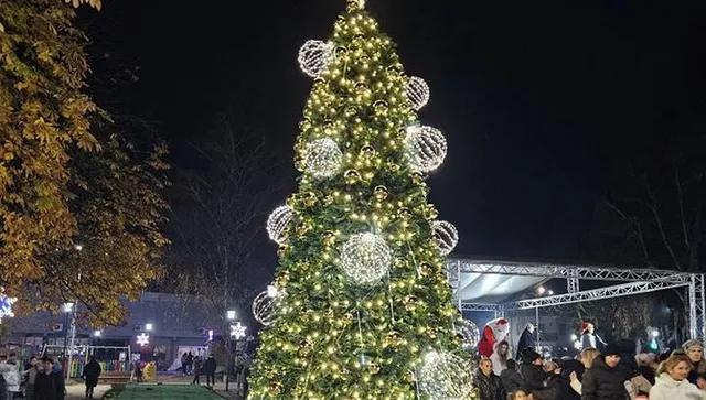 Запалиха светлините на коледната елха в Тетевен