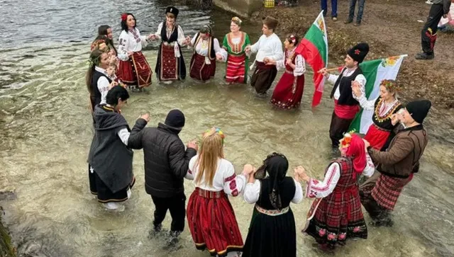Задомили се млади мъже навлязоха в ледените води на Перущенска река 