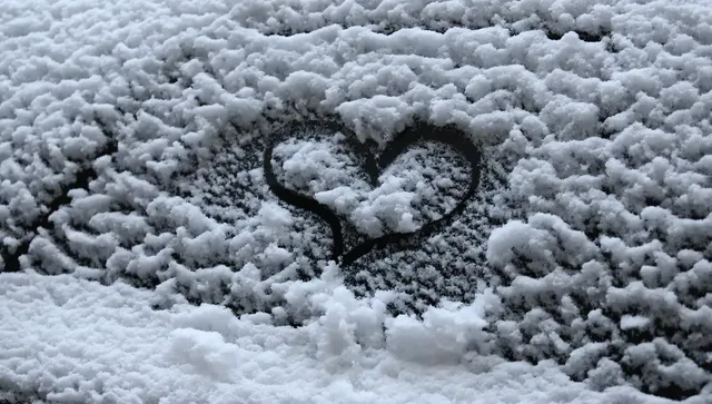 Облачно, температурите леко се покачват, към обед на юг започват снеговалежи