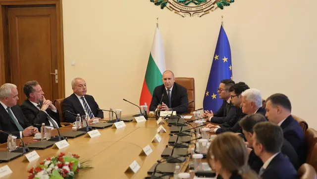 Кабинетът промени формулата за минималната заплата, отряза с лекота пари за работещите бедни