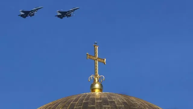 Български F-16 тренираха с ниско прелитане над летището в София