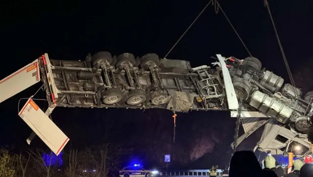 Кран изтегли тежко катастрофирал в крайпътно дере турски тир 