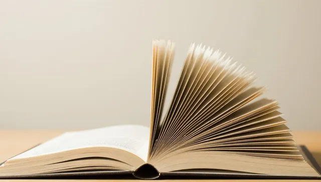 „Светулки зад решетките“ – когато болката говори, а смисълът се ражда от тъмното