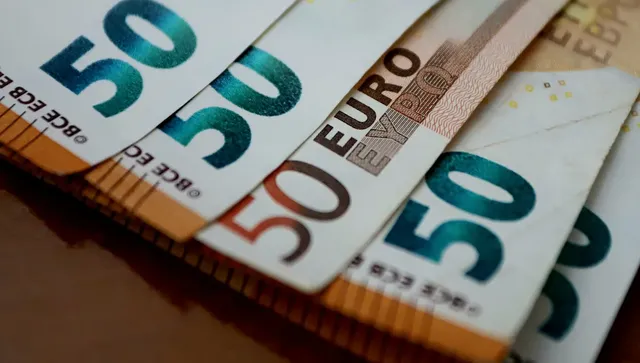 Минималните заплати в Европа през 2026 г.: Къде плащат най-много и защо България продължава да е на дъното?