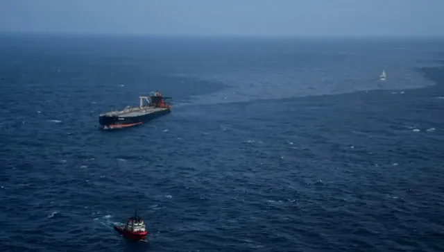 Италия призова за спешни действия: Взривоопасен руски танкер се носи без екипаж в Средиземно море