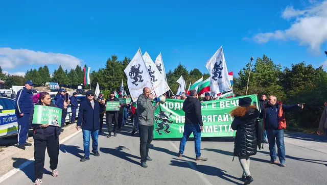 „Това не е реставрация, а изтърбушване“: „Възраждане“ протестира срещу ремонта на Шипка