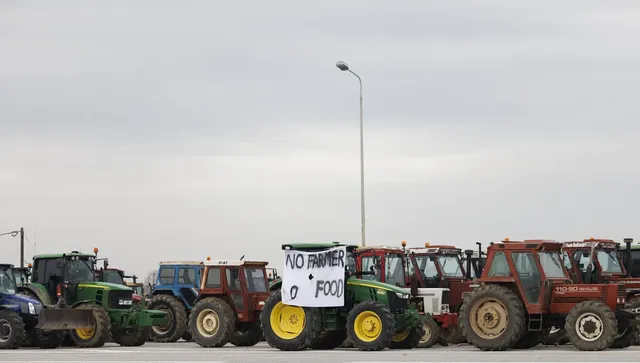 Трафикът на камиони е ограничен заради блокади по границата с Гърция