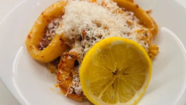 Лятна паста с калмари, скариди и сушени домати - вкусът на Средиземноморието