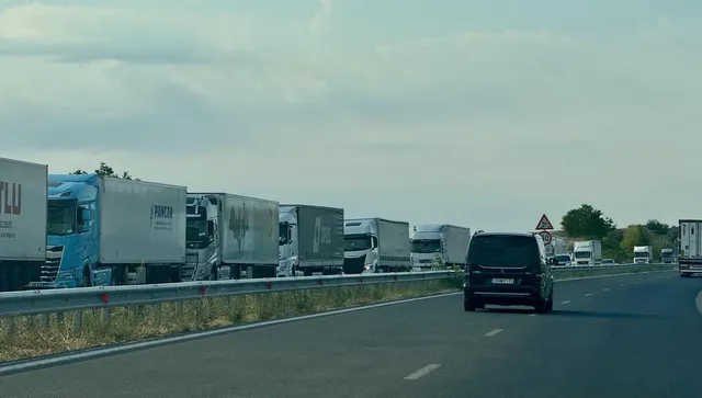  Опашката от тирове, чакащи да напуснат България в посока Турция, достигна 15 километра 