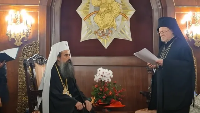 Патриарх Даниил дари на Вселенския патриарх частица от мощите на Свети патриарх Евтимий