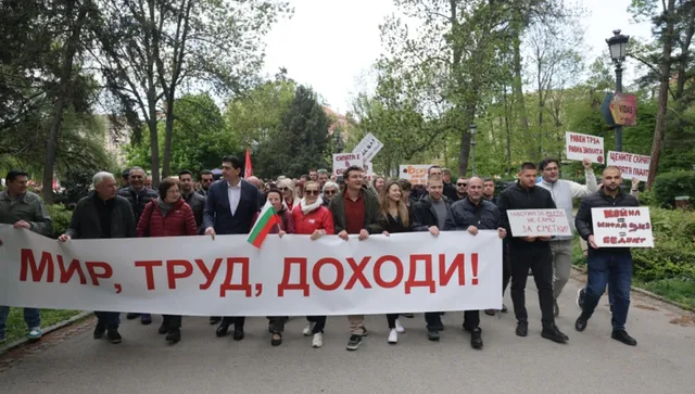 Изпадналата от парламента БСП поведе шествие на 1-ви май