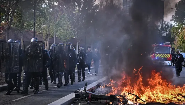Става страшно във Франция: Протестите на гимназистите прераснаха в сблъсъци и блокади