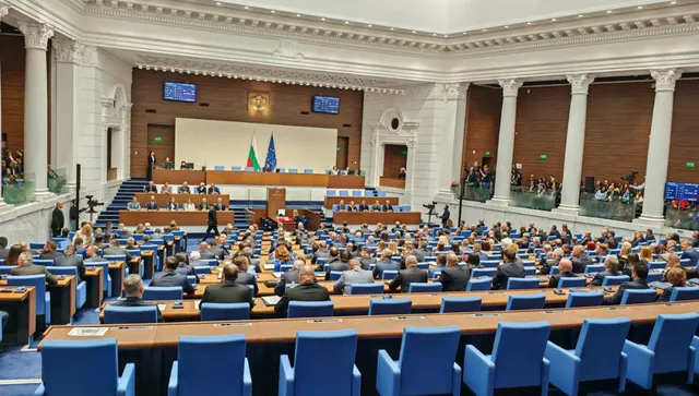 Депутатите решават кога да са президентските избори, министри ще отговарят на актуални въпроси