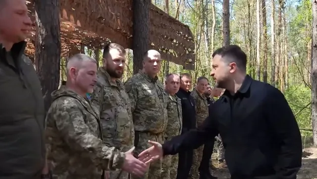 Зеленски посети украинските войски на фронта заедно с новия главнокомандващ Михайло Драпати