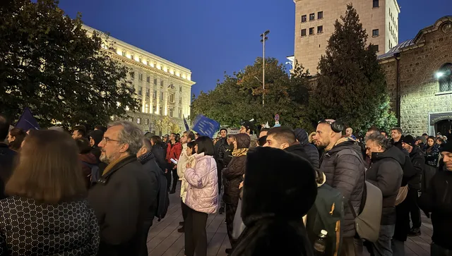 Протест срещу Йотова и Радев - стотици граждани осъдиха антиевропейската линия на правителството