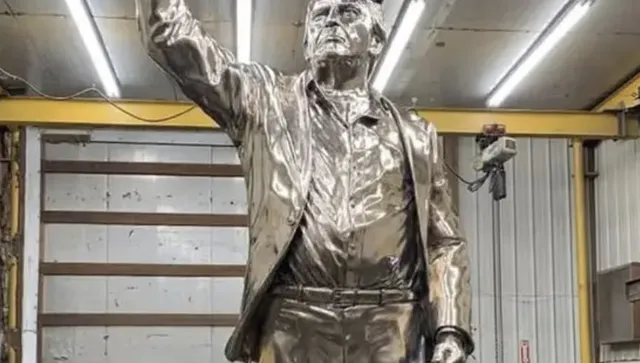 Маями си сдоби с идол - златен Тръмп, издигнат върху пиедестал