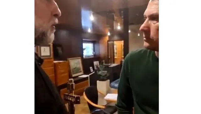 В бърлогата на Радев – мъж с расо и кръст анатемоса офиса на „Прогресивна България“