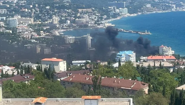 Дронове атакуват Крим вече половин денонощие: пожар избухна край пристанището в Ялта