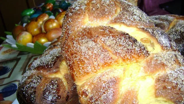 Пухкав великеденски козунак