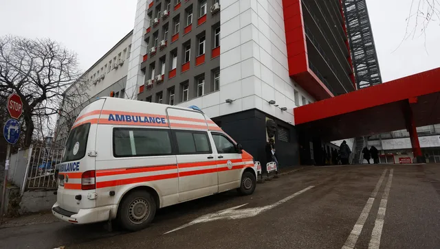 Тийнейджър падна заедно с парапет от сградата на НДК, има опасност за живота му