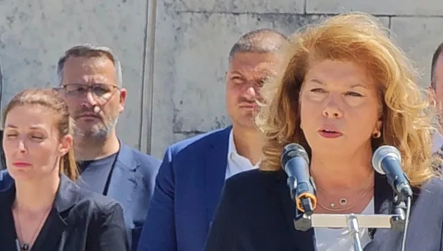 "Президентът на народа" наднича зад президента на статуквото и олигархията, редом до руското знаме