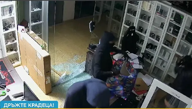 Маскирани задигнали само за 2 минути телефони за десетки хиляди евро