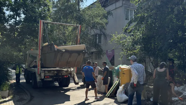 Доброволци събраха над 8 т. боклуци в столичните квартали „Изток“ и „Дианабад“