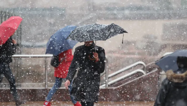 Страната е в леден капан, опасно време - със обилни валежи и поледици