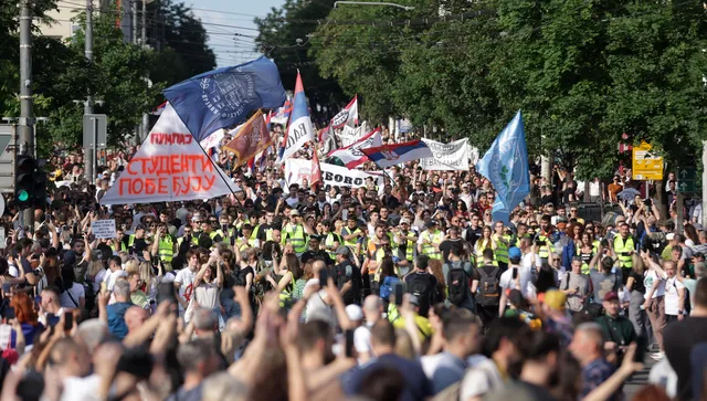 Масов протест в Белград: Студенти и граждани искат предсрочни избори 