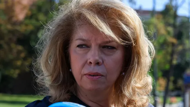 Йотова аплодира професор по гайда, търси ключ, глътнат от нейната партия