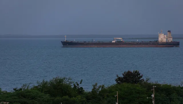 Руски танкер с пробит корпус в Средиземно море ще бъде изтеглен до Либия