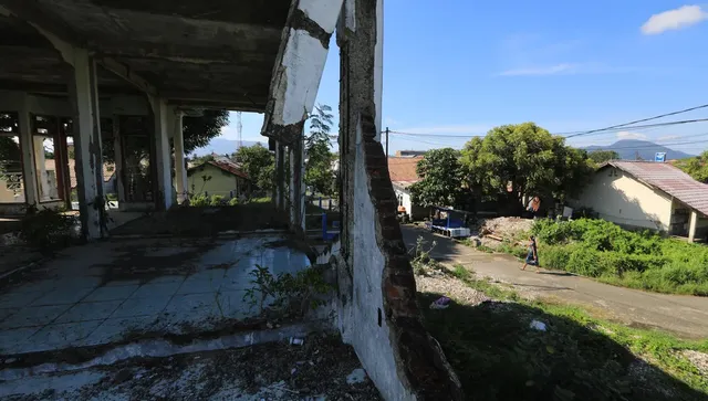 Мощно земетресение от 7,4 по Рихтер разтърси Индонезия